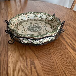 Temptations pie plate with holder